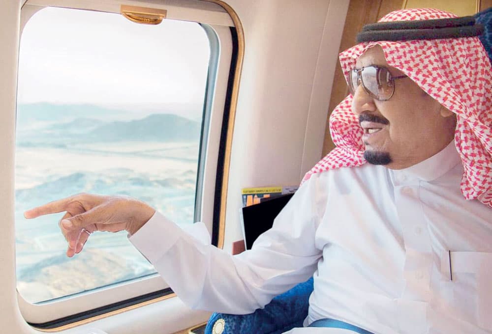 خادم الحرمين خلال اطمئنانه على راحة حجاج بيت الله وتنقلاتهم في المشاعر المقدسة عبر طائرة هليكوبتر، وكان الملك سلمان قد وصل إلى منى أمس للإشراف المباشر على خدمة ضيوف الرحمن.                    "واس"