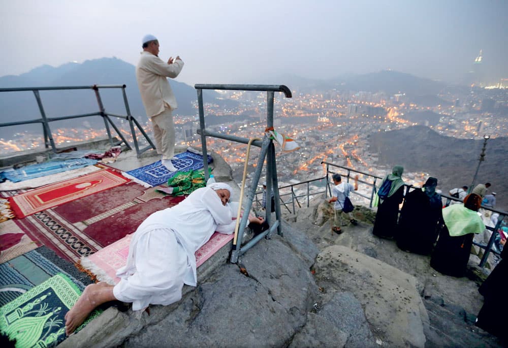 يشهد الجبل كثافة في الزيارة خلال هذه الأيام. «رويترز»