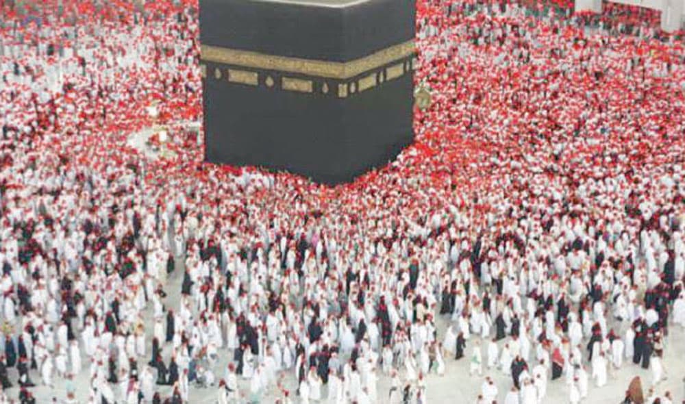 جانب من أعمال الفريق البحثي في رصد حركة الحجاج وكثافة حشودهم."الاقتصادية"