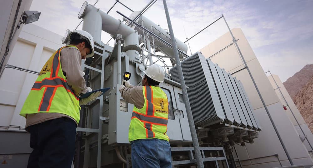 صيانة دورية لإحدى محطات الشركة. "الاقتصادية"