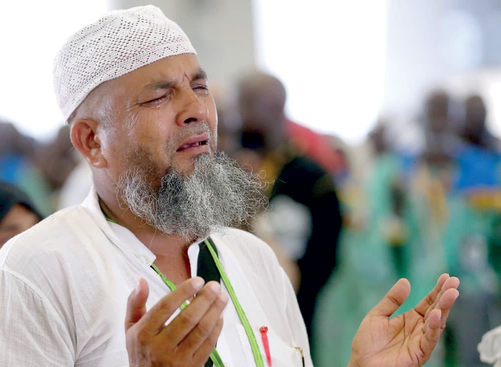 حاج يبتهل إلى الله بالدعاء راجيا الأجر والمثوبة.تصوير: سعد العنزي- "الاقتصادية"