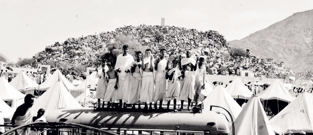 ضيوف الرحمن على صعيد عرفة قبل أكثر من نصف قرن. «واس»