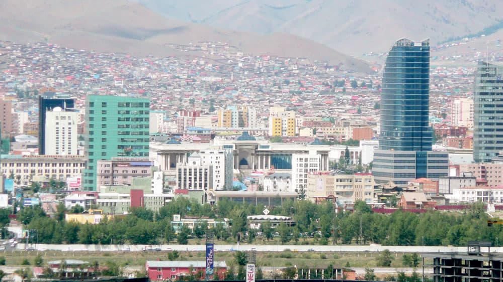 أولان باتور الحديثة تتكئ على خلفية من المساكن العشوائية التي حوّلت العاصمة المنغولية إلى موطن لأكثر من نصف سكان البلاد.