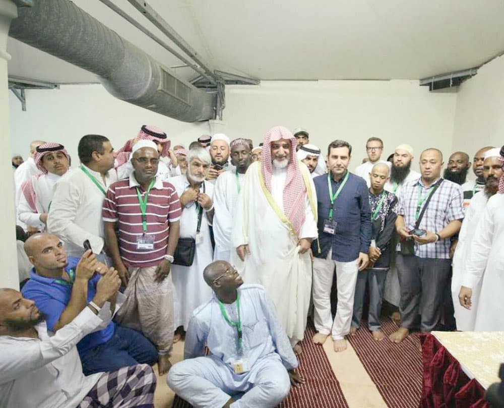 وزير الشؤون الإسلامية والدعوة والإرشاد مع مجموعة من ضيوف خادم الحرمين."واس"