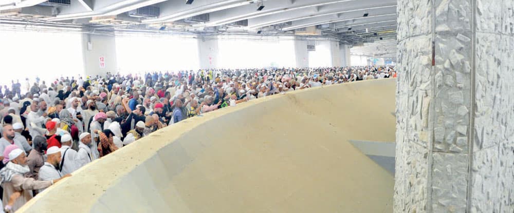 ضيوف الرحمن يرمون الجمرات أمس.