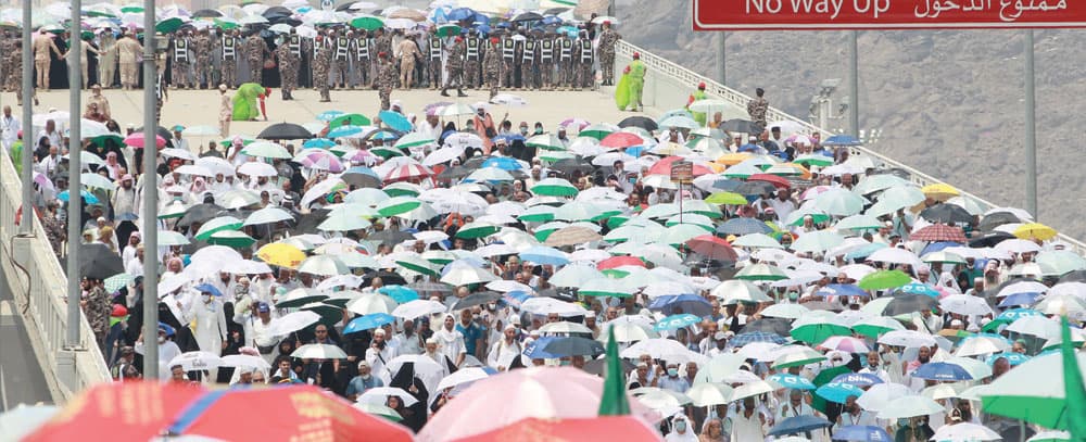 حجاج بيت الله الحرام يرمون الجمرات ثاني أيام التشريق أمس.							                 تصوير:عدنان مهدلي - "الاقتصادية"