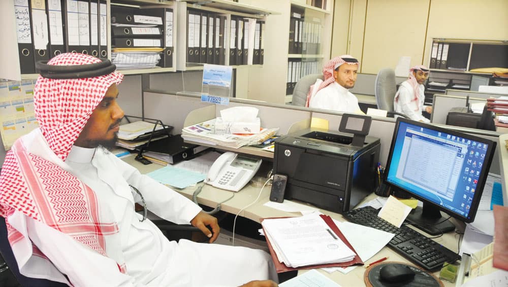 بلغ عدد الموظفين الرجال الذين تركوا وظائفهم 13711 موظفا. 				                 "الاقتصادية"