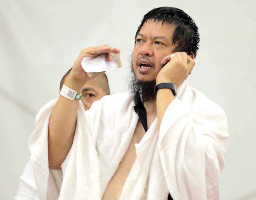 حاج فلبيني يقوم بشرح الإسلام لأهله عبر الهاتف.”الاقتصادية”