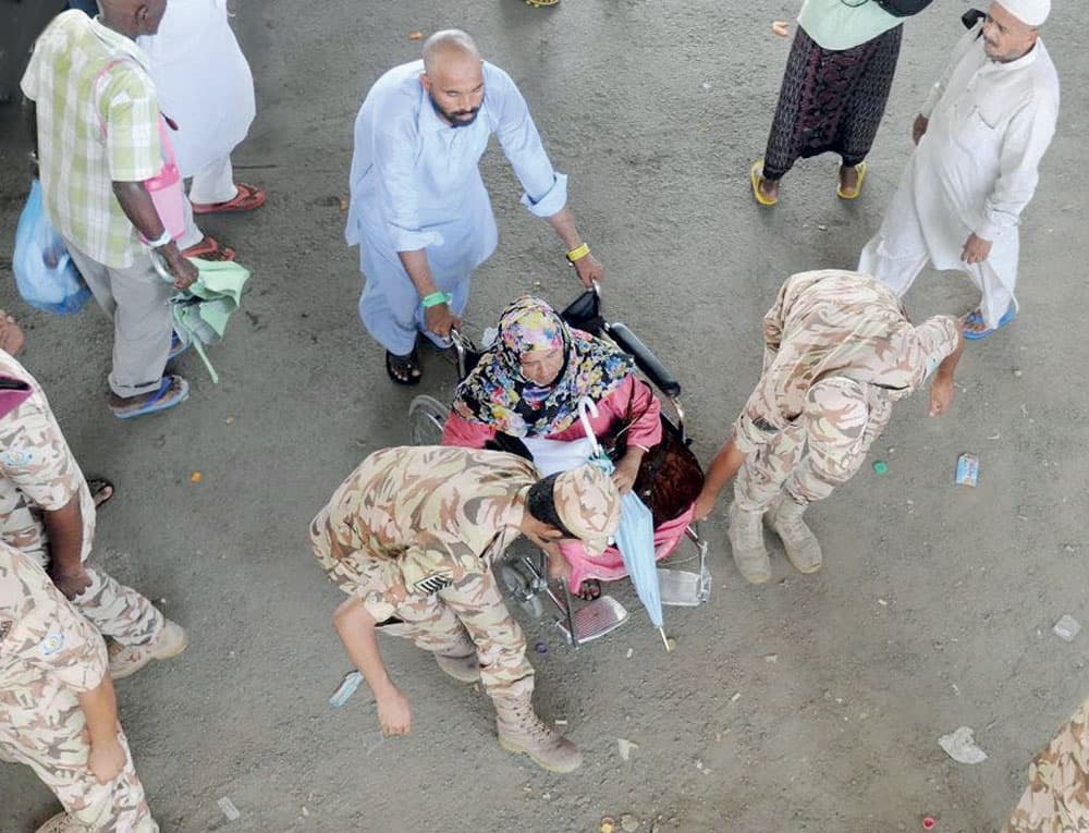 في مشاهد متكررة وعبر لقطات توثقها عدسات الكاميرات يوميا يجد ضيوف الرحمن أنفسهم محمولين على أيادي وسواعد الجنود ، وفي الصورة جنود في خدمة الحجيج.                 »واس»