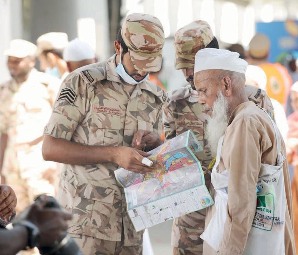 جانب من عملية إرشاد الحجاج إلى مواقعهم.