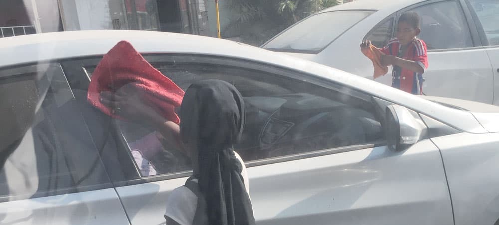 طفلان لم تتجاوز  أعمارهما العاشرة يقومان بتنظيف إحدى السيارات في الدمام. 				            "الاقتصادية"