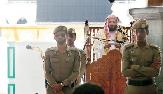 من خطبة الجمعة في المسجد الحرام أمس. "واس"