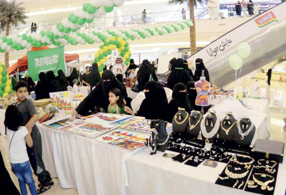 عرضت المنتجات اليدوية في مركز عسير مول التجاري.