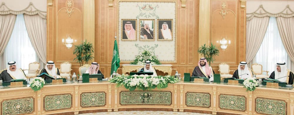خادم الحرمين خلال ترؤسه جلسة مجلس الوزراء أمس في قصر اليمامة بالرياض، بحضور ولي ولي العهد. "واس"
