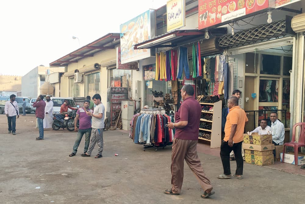 تتوافد العمالة إلى السوق بعد صلاة كل جمعة إلى الساعةالـ 11 ليلا.تصوير: نايف السلحوب -"الاقتصادية"