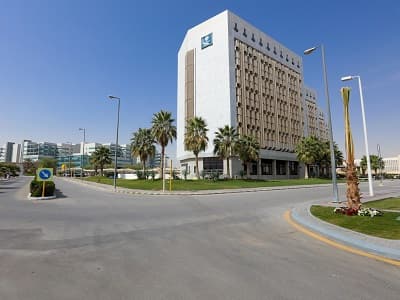 "التجارة" تعتمد قاعات تدريب من كامبردج في مقراتها