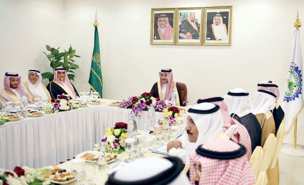 الأمير فيصل بن سلمان خلال لقائه أعضاء الغرفة التجارية الصناعية وعددا من رجال الأعمال.			 "واس"