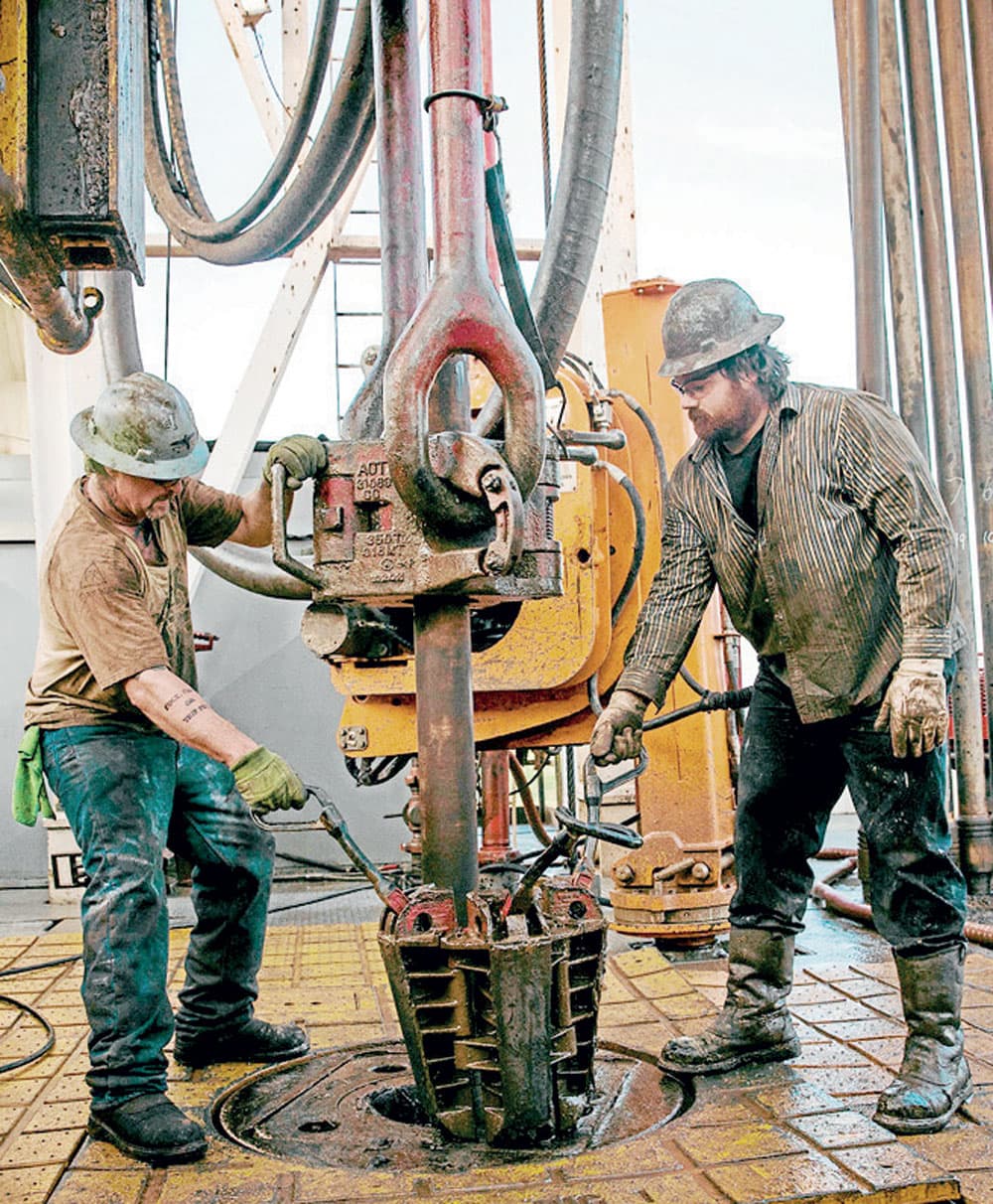 تراجع حاد في المخزونات الأمريكية يدعم أسعار النفط بقوة. 