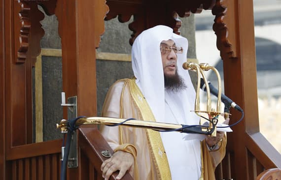 د.أسامة خياط خلال خطبة الجمعة أمس. "واس" 