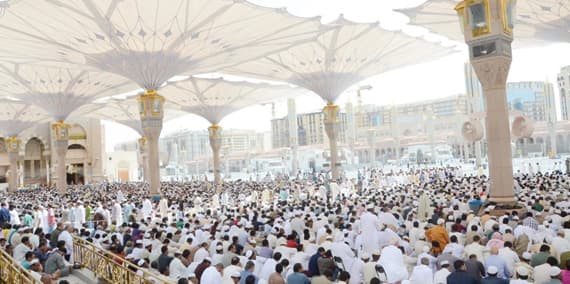 أدى الآلاف صلاة الجمعة أمس في رحاب المسجد النبوي في أمن وطمأنينة."الاقتصادية"