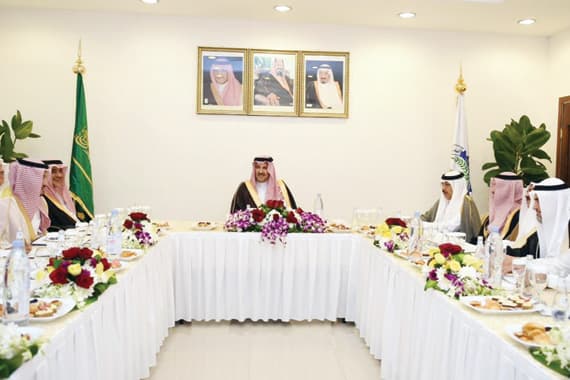 أمير المدينة المنورة خلال لقائه أعضاء مجلس إدارة الغرفة التجارية الصناعية ونخبة من رجال الأعمال بالمنطقة.					          "الاقتصادية" 