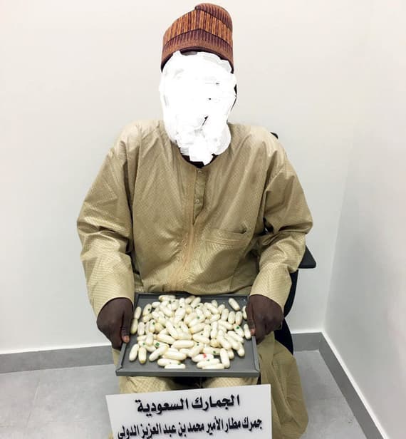 المتهم وجانب من المضبوطات."الاقتصادية"