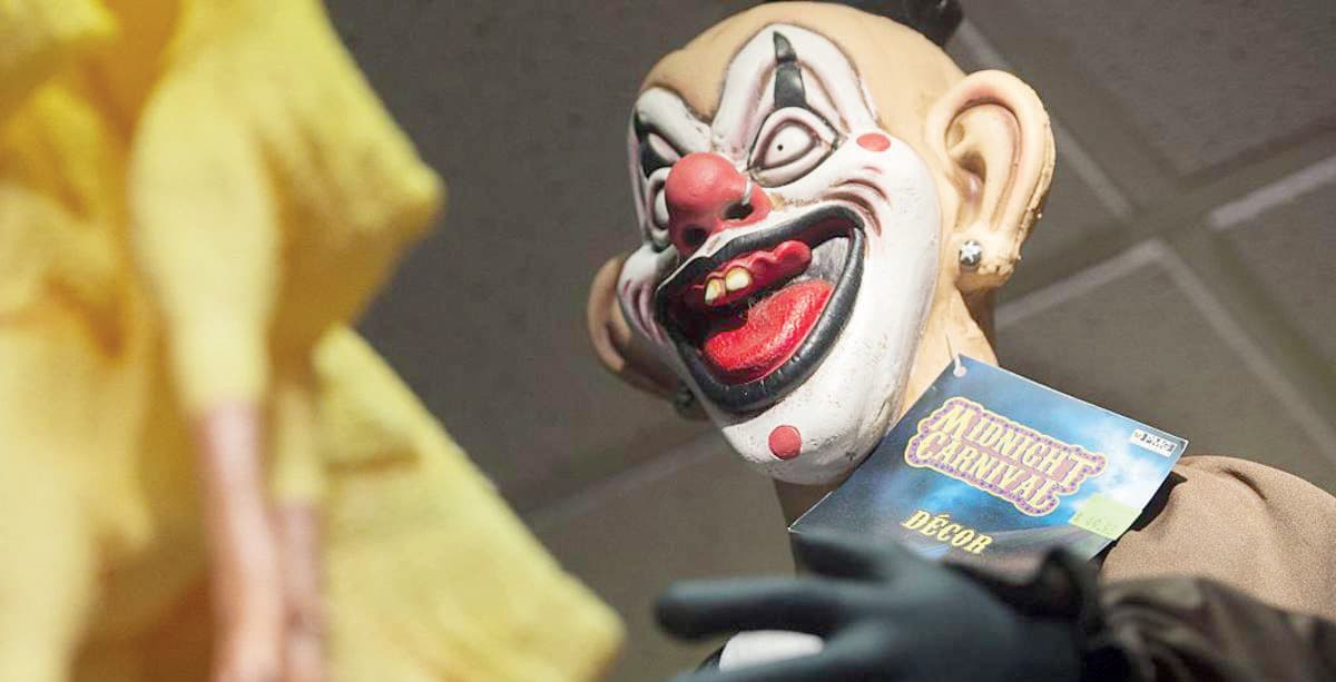 يرتدي المهرجون أقنعة مرعبة تثير حفيظة المارة."سكاي نيوز"