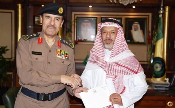 ولي العهد يقدم مساعدة مالية لمواطن تعرض منزله لمقذوفات عسكرية