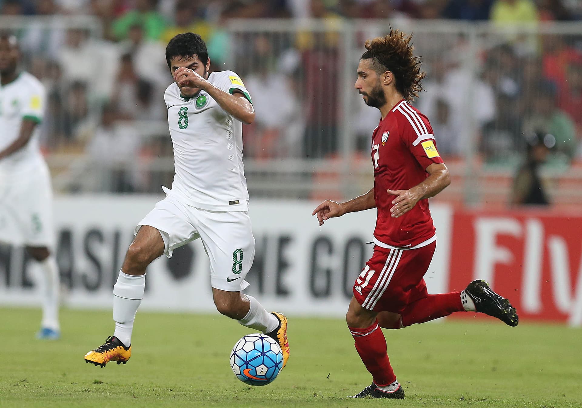 الأخضر.. متصدر لا تكلمني