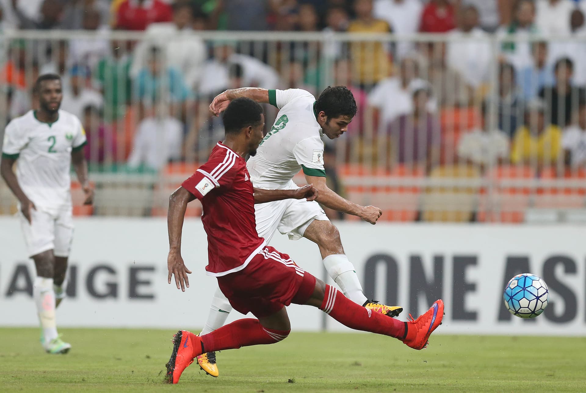 الأخضر.. متصدر لا تكلمني