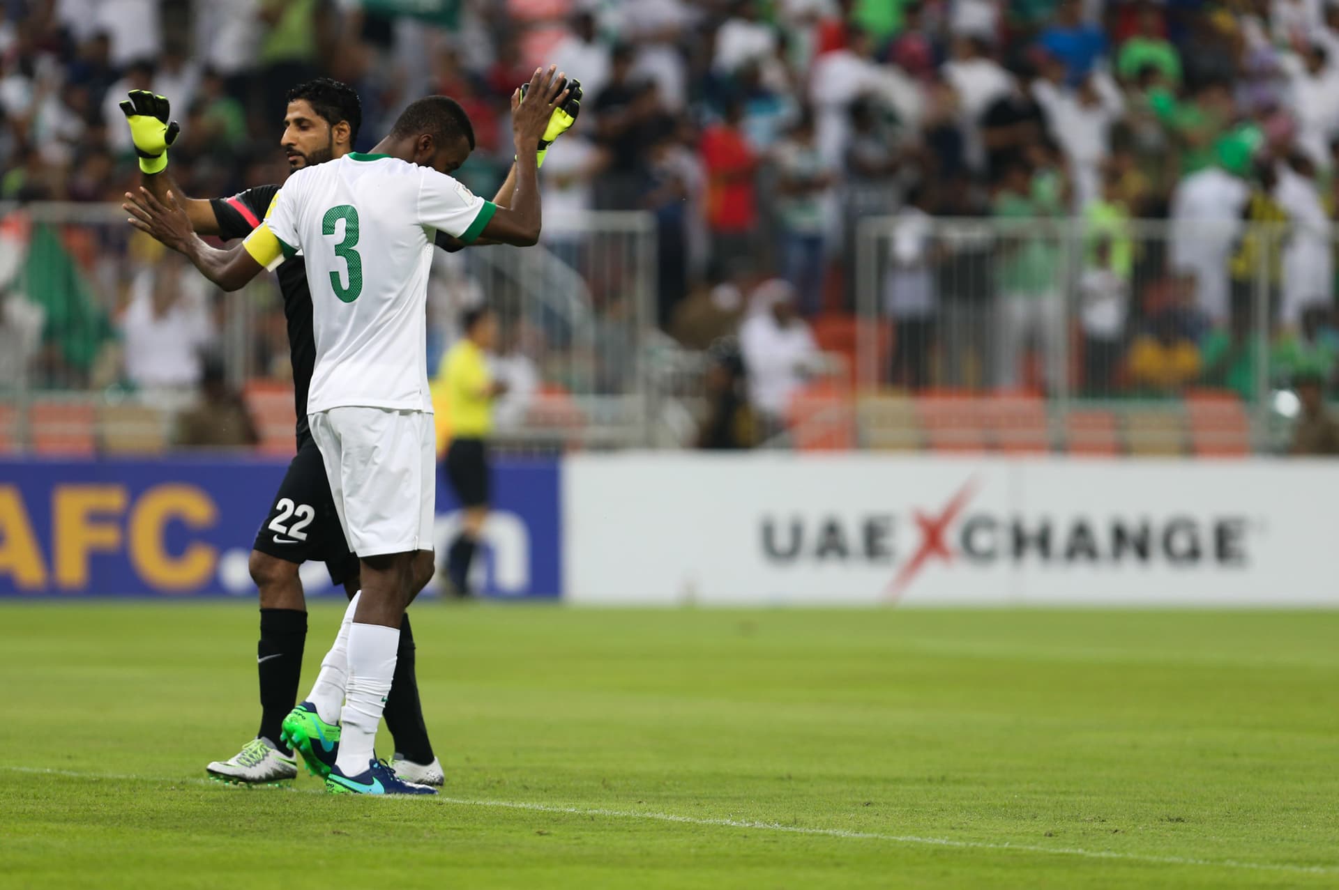 الأخضر.. متصدر لا تكلمني