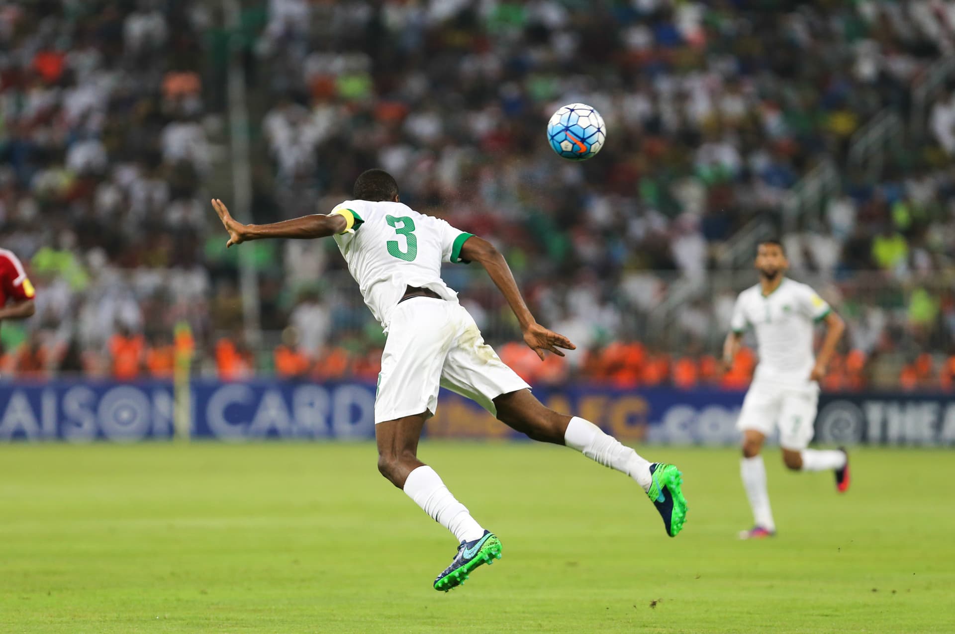 الأخضر.. متصدر لا تكلمني