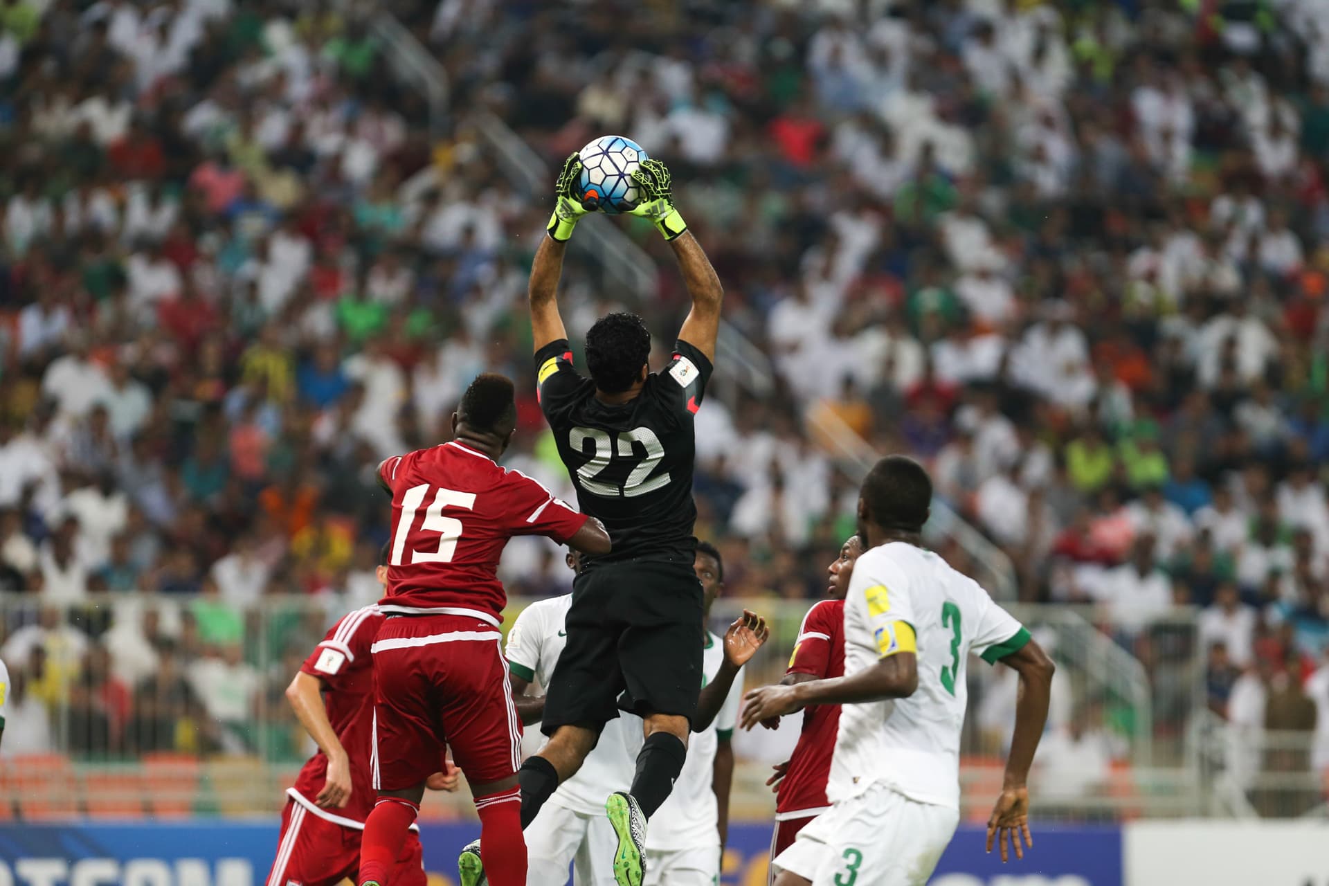 الأخضر.. متصدر لا تكلمني