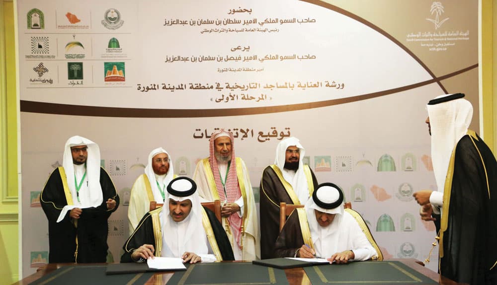 الأمير سلطان بن سلمان والأمير فيصل بن سلمان يوقعان اتفاقية ترميم مسجد الإجابة على نفقة الأمير فيصل."الاقتصادية"