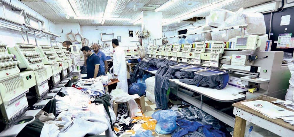 الشقة كما تبدو من الداخل بعد  دهم وضبط أماكن الغش والتزوير