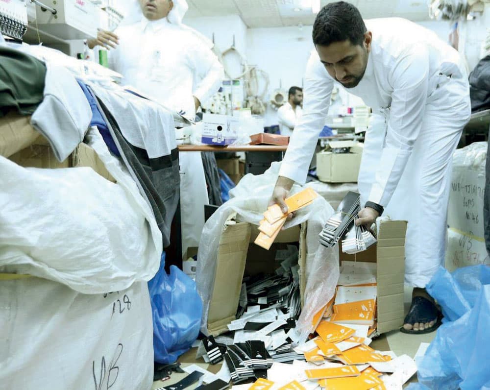 شقة «العود» .. مشغل لتقليد «الماركات»