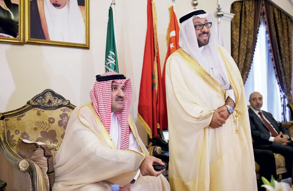 الأمير فيصل بن سلمان خلال تدشينه مشروع مصفاة الدرة للسكر في ينبع."الاقتصادية"