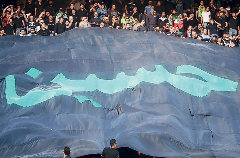 شعارات دينية من الجماهير الإيرانية.