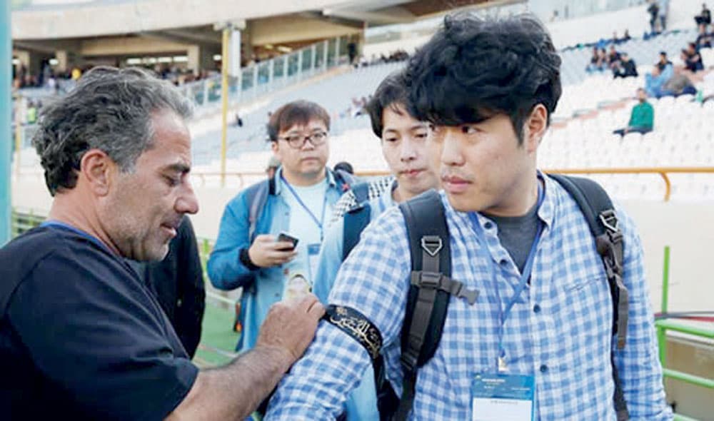 الصحافيون الكوريون لم يسلموا من الشعارات الدينية.