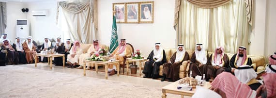 الأمير فيصل بن سلمان خلال استقباله علماء ومسؤولين ومواطنين في محافظة بدر.»الاقتصادية»