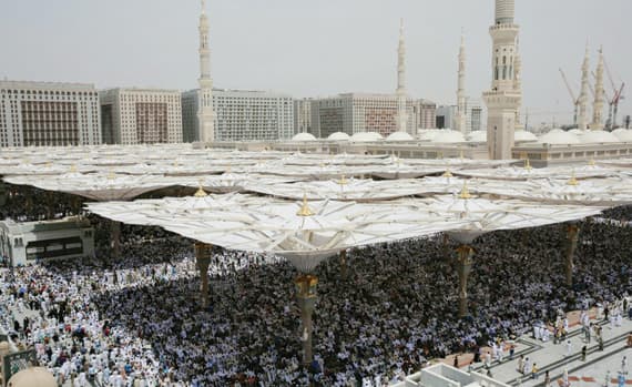 جانب من صلاة الجمعة أمس في المسجد النبوي."الاقتصادية"