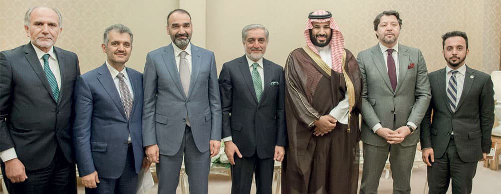 ولي ولي العهد خلال لقائه الرئيس التنفيذي لأفغانستان والوفد المرافق له في الرياض أمس. 