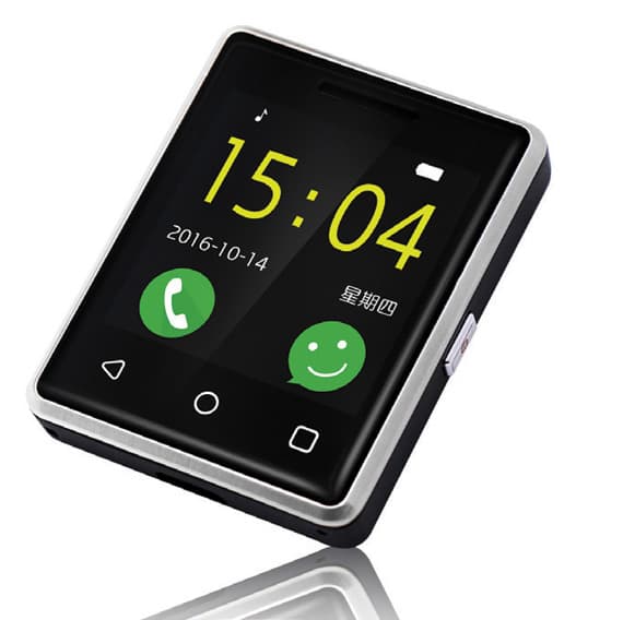 يأتي الهاتف بشاشة بقياس 1.54 بوصة وزر واحد هو زر التشغيل.