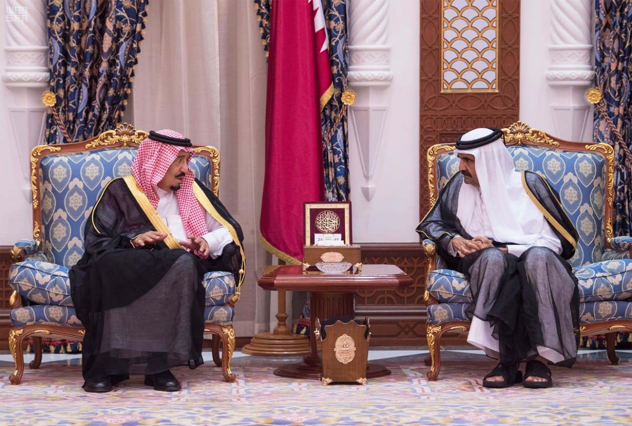 خادم الحرمين يقدم واجب العزاء في وفاة الشيخ خليفة بن حمد آل ثاني