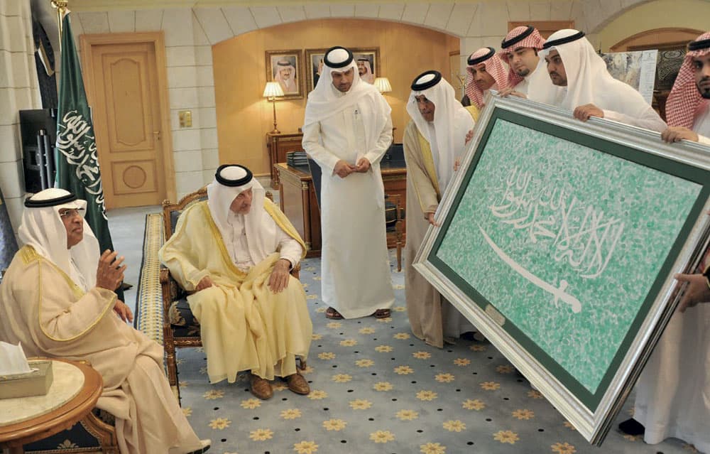 تهدف اللوحة إلى غرس القيم والولاء للوطن من خلال التبصيم عليها حتى إن اكتست اللون الأخضر. «واس» 
