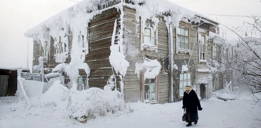 لا يستطيع سكان القرية ارتداء النظارات بسبب تجمدها على وجوههم.