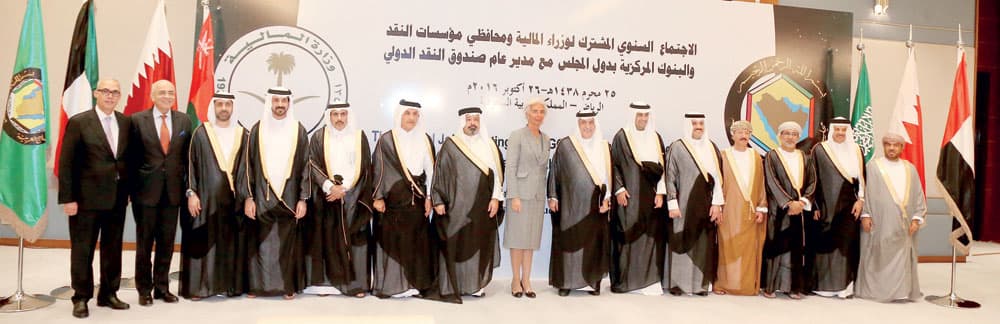  وزراء مالية دول الخليج تتوسطهم مديرة صندوق النقد الدولي في الرياض أمس . تصوير: بشير صالح - "الاقتصادية"