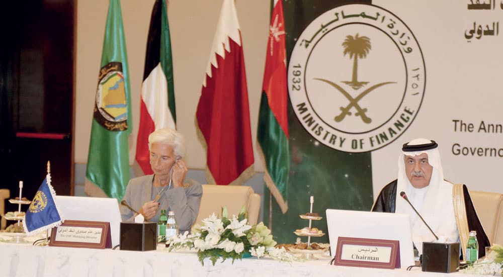 العساف ولاجارد خلال المؤتمر الصحافي عقب اجتماع وزراء مالية ومحافظي البنوك المركزية في دول الخليج امس. 