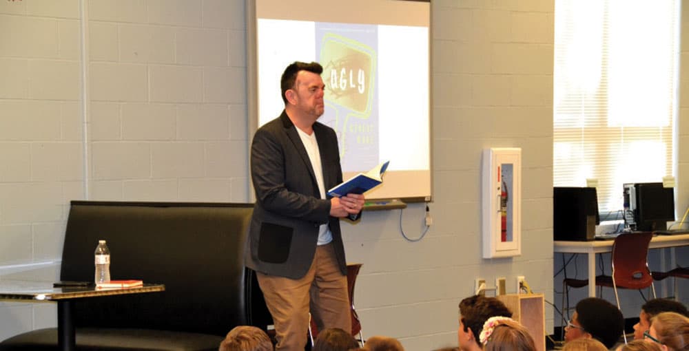 الكاتب "روبرت هوج" يشارك الأطفال والقراء تجربته الشخصية مع "القبح".