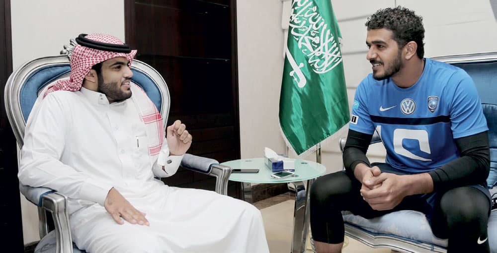 المعيوف خلال حديثه للزميل القحطاني. تصوير: مشعل القدير ـ "الاقتصادية"